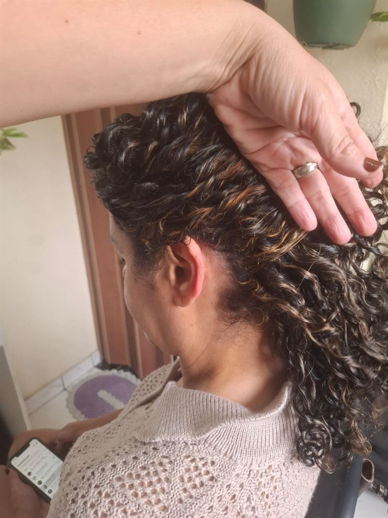 Cabelo cacheado com cachos definidos e reflexos, finalizado no Studio Helena Fernandes em Manaus
