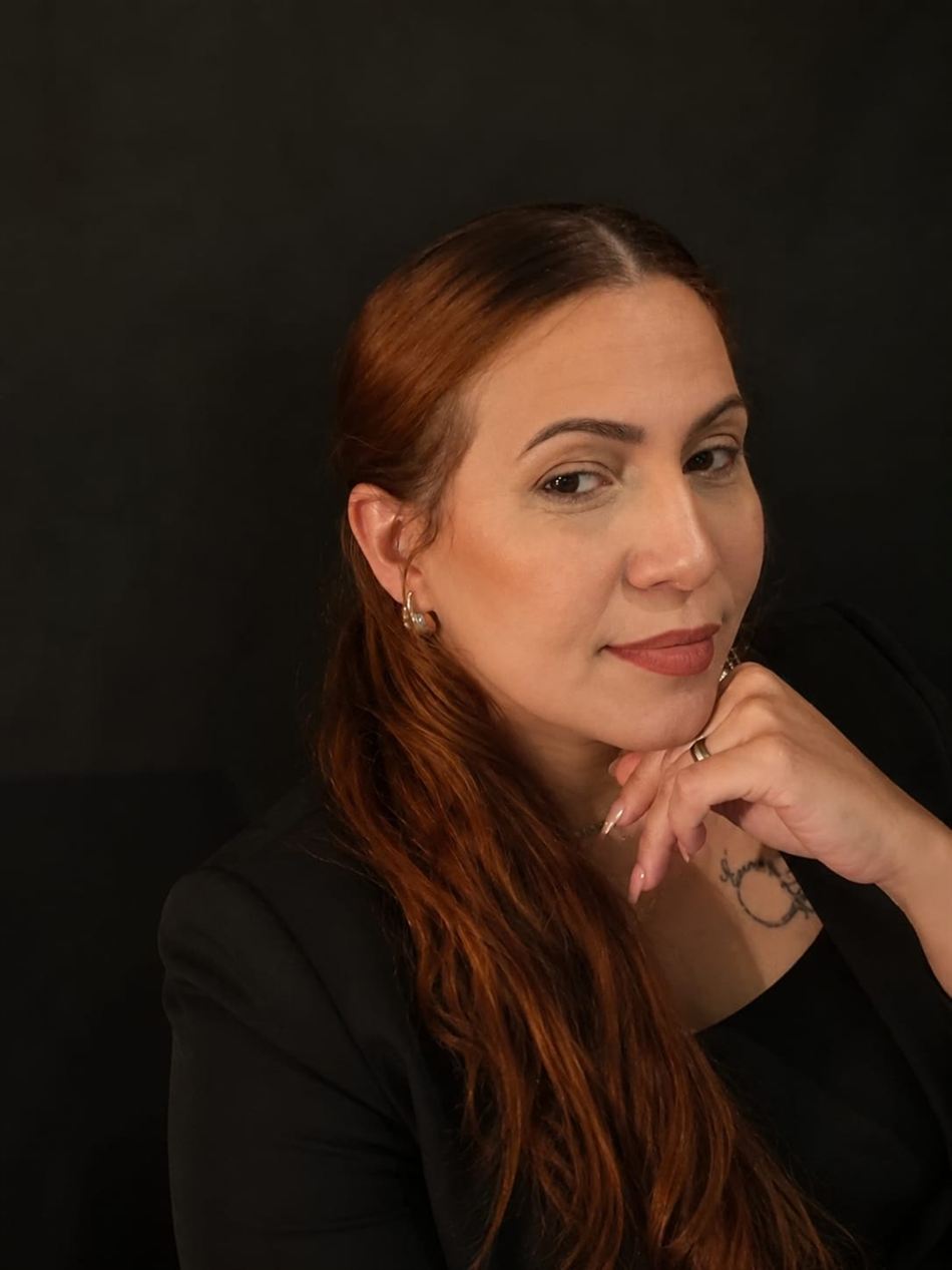 Retrato de Helena Fernandes, profissional à frente do Studio Helena Fernandes em Manaus